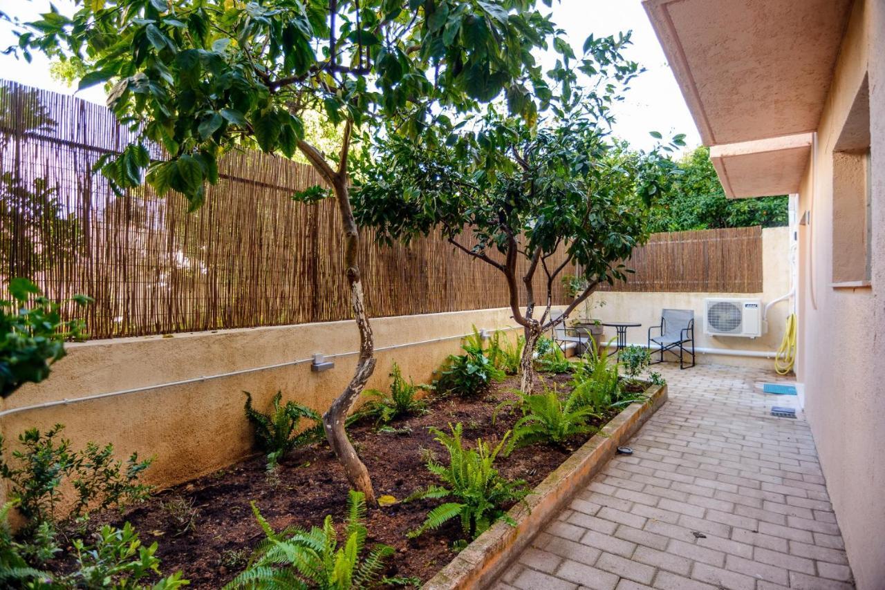 Nikos' Garden Apartment